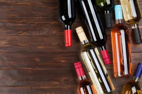 Botellas Vino Mesa Madera Vista Superior Con Espacio Copia — Foto de Stock