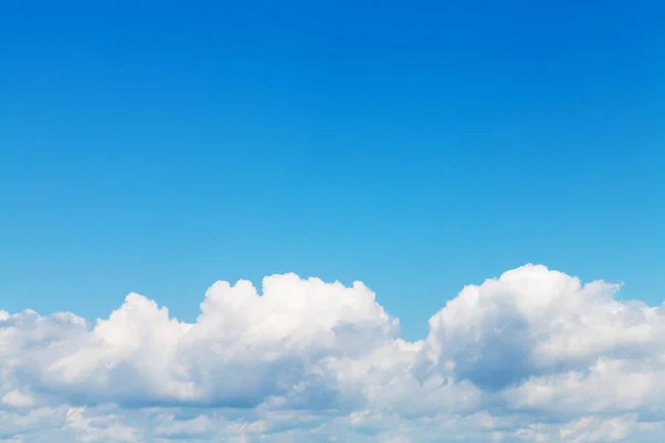 コピー スペースと青い空と雲の背景 — ストック写真