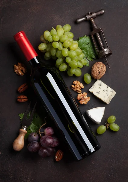 葡萄酒 坚果和奶酪在石桌上 顶部视图 — 图库照片