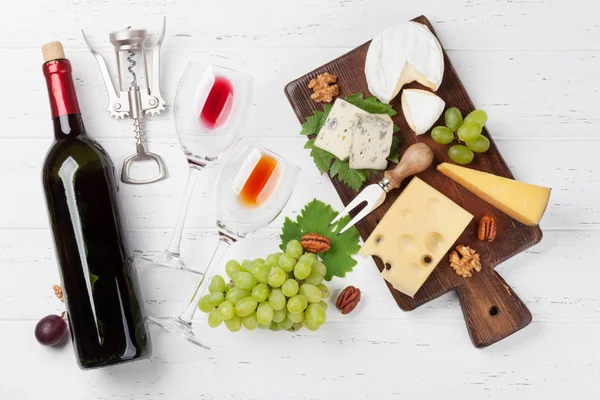 Wein Trauben Nüsse Und Käse Ansicht Von Oben — Stockfoto