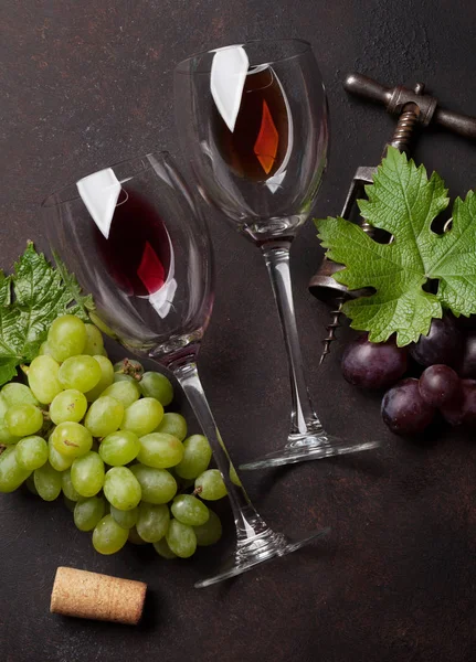 Şarap Gözlük Üzüm Koyu Arka Plan Üzerinde Üstten Görünüm — Stok fotoğraf
