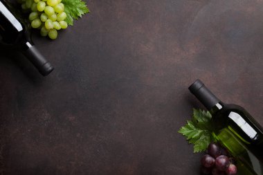 Şarap şişeleri ve üzüm. Metin alanı olan üstten görünüm