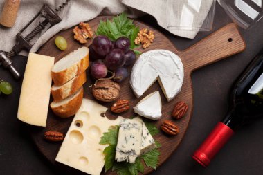 Üzüm ve fındık ile peynir tabağı. Şarap aperatifler. Üstten görünüm