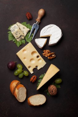 Peynir, üzüm ve fındık. Şarap aperatifler. Üstten görünüm