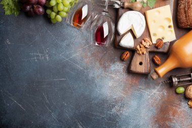 Şarap, üzüm, fındık, ekmek ve peynir. Metin alanı olan üstten görünüm