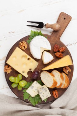 Üzüm ve fındık ile peynir kurulu. Şarap aperatifler. Üstten görünüm