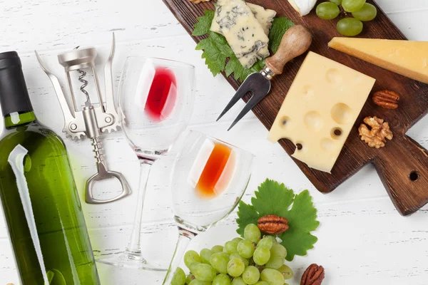 Wein Trauben Nüsse Und Käse Ansicht Von Oben — Stockfoto