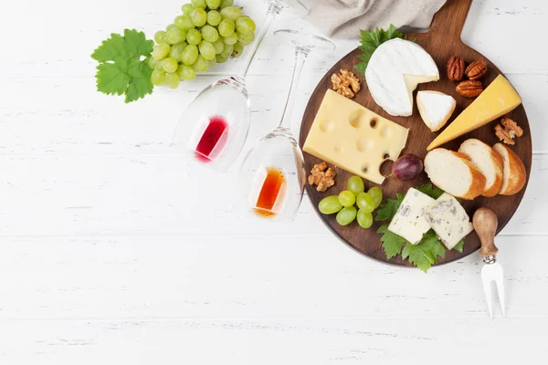 Vino Formaggio Uva Pane Noci Vista Dall Alto Con Spazio — Foto Stock