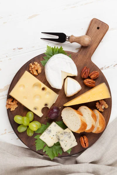 Üzüm ve fındık ile peynir kurulu. Şarap aperatifler. Üstten görünüm