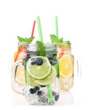 Taze limonata yaz meyve ve çilek ile kavanozları. Beyaz arka plan üzerinde izole