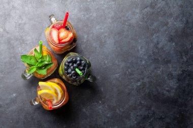 Taze limonata yaz meyve ve çilek ile kavanozları. Metin alanı olan Üstten Görünüm