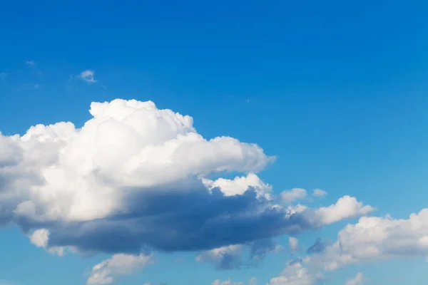 コピー スペースと青い空と雲の背景 — ストック写真