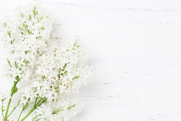 Flores Lilás Brancas Sobre Fundo Madeira Vista Superior Com Espaço — Fotografia de Stock