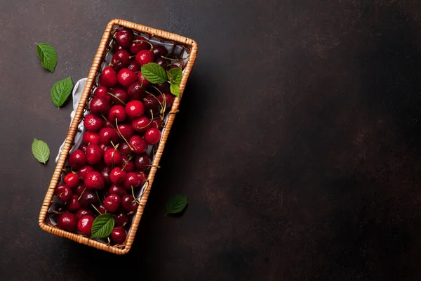 Des Baies Fraîches Cerises Dans Panier Sur Fond Pierre Sombre — Photo