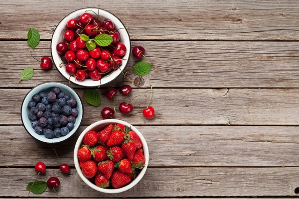 Bayas Frescas Verano Cerezas Arándanos Fresas Cuencos Vista Superior Con — Foto de Stock