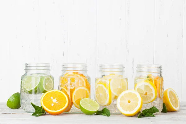 Frische Limonadengläser Mit Sommerfrüchten Vor Einer Holzwand Mit Platz Für — Stockfoto