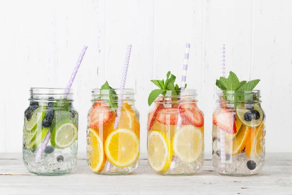 Verse Limonade Potten Met Zomer Fruit Bessen — Stockfoto