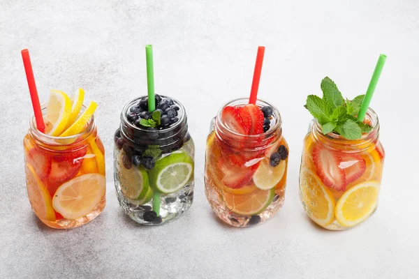 新鲜柠檬水罐子与夏天果子和莓果 — 图库照片