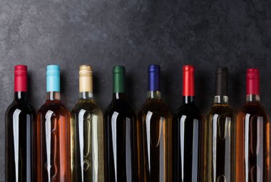 Kırmızı, gül ve beyaz şarap şişeleri. Metin alanı olan üstten görünüm