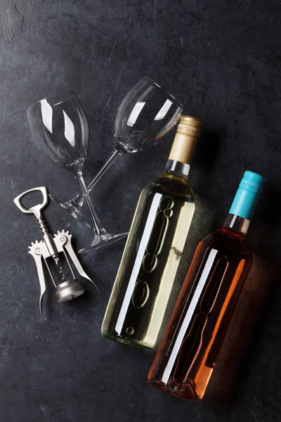 玫瑰和白葡萄酒瓶 酒杯和螺旋形 顶部视图 — 图库照片