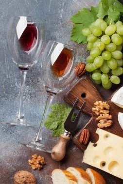Şarap, peynir, üzüm, ekmek ve fındık. Üstten görünüm