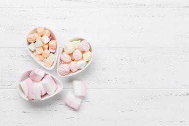 Pastel renkli tatlılar. Marmelat ve hatmi. Selam yeri olan üstten görünüm