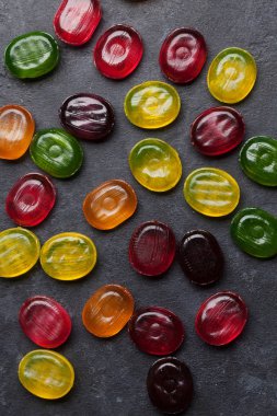 Renkli tatlılar. Lolipop ve şekerler. Üstten Görünüm