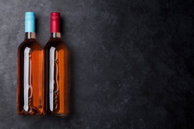 Şarap şişeleri taş masanın üzerine yükseldi. Kopya alanı ile üstten görünüm