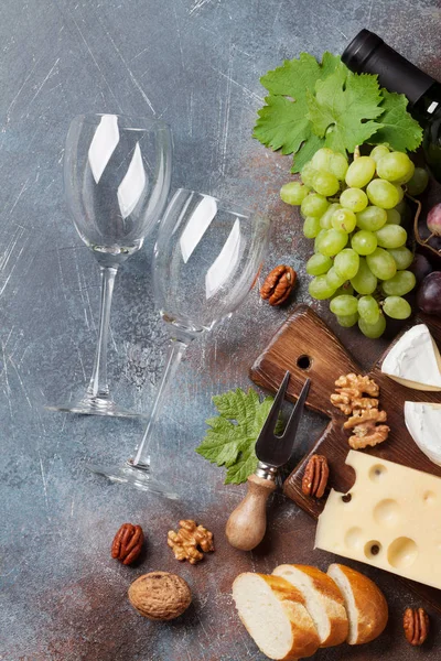 Weingläser Käse Trauben Brot Und Nüsse Ansicht Von Oben — Stockfoto