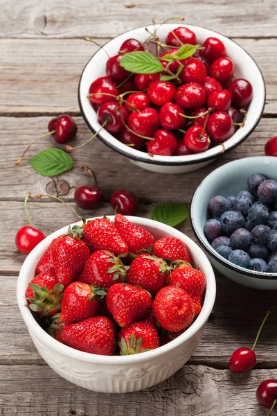 Arándanos Frescos Verano Cerezas Fresas Cuencos — Foto de Stock