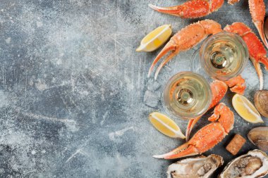 Deniz ürünleri. İstiridye, ıstakoz, istiridye ve beyaz şarap. Senin metin için yer ile taş tabloda Üstten Görünüm