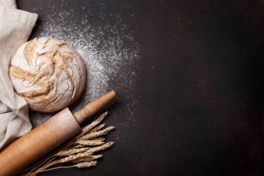 Ev yapımı ekmek blackboard arka plan üzerinde. Metin alanı olan üstten görünüm