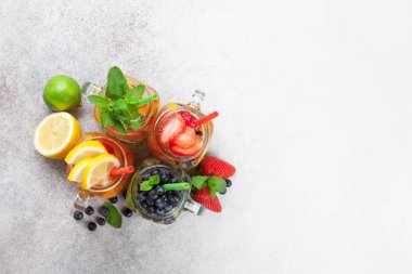 Taze limonata yaz meyve ve çilek ile kavanozları. Metin alanı olan Üstten Görünüm