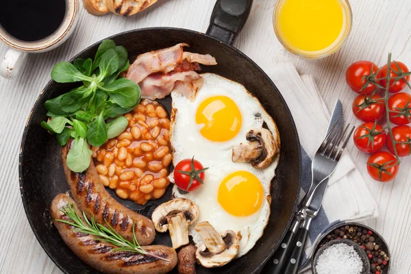 Αγγλικό Πρωινό Τηγανητά Αυγά Λουκάνικα Μπέικον Φασόλια Τοστ Ντομάτες Χυμό — Φωτογραφία Αρχείου