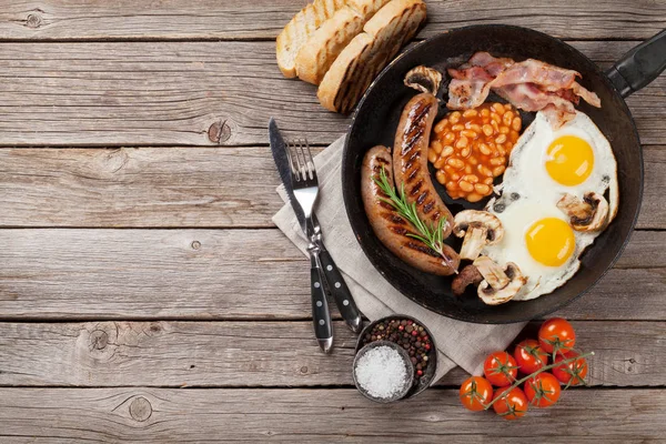 Αγγλικό Πρωινό Τηγανητά Αυγά Λουκάνικα Μπέικον Φασόλια Τοστ Τις Ντομάτες — Φωτογραφία Αρχείου