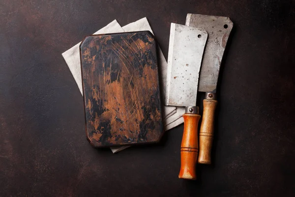 Metzger Vintage Fleischmesser Und Schneidebrett Über Steinplatten Ansicht Von Oben — Stockfoto