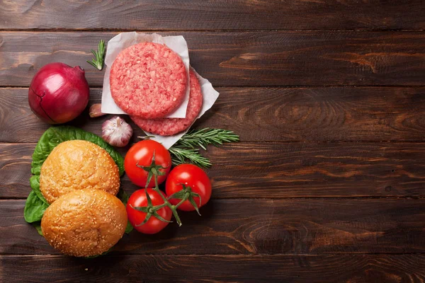 Tasty Gegrild Zelfgemaakte Hamburgers Koken Met Rundvlees Tomaat Kaas Komkommer — Stockfoto