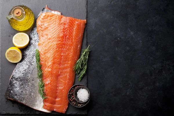 Filet Poisson Saumon Cru Avec Cuisson Aux Épices Sur Planche — Photo