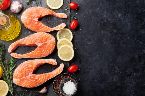 Raw Salmon Fish Steaks Spices Cooking Cutting Board Top View — Stock Photo, Image