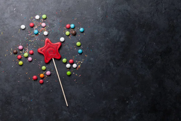 カラフルなお菓子 ロリポップ キャンディー テキストのスペースのトップ ビュー — ストック写真