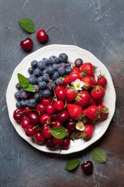 Taze yaz meyveleri. Kiraz, böğürtlen ve çilek kase. Üstten görünüm