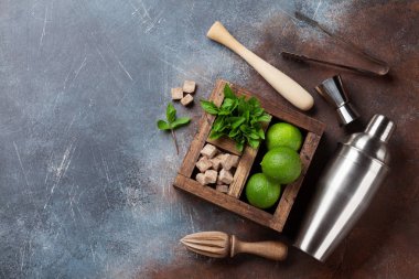 Mojito kokteyl malzemeler ve bar aksesuarları kutusu ahşap masa üzerinde. Kopya alanı ile üstten görünüm