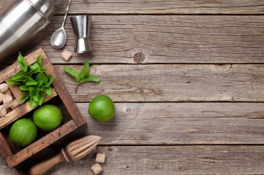 Mojito kokteyl malzemeler ve bar aksesuarları kutusu ahşap masa üzerinde. Kopya alanı ile üstten görünüm