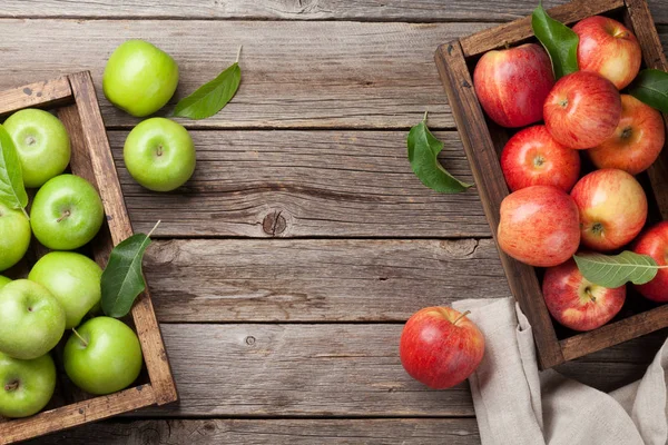 Pommes Mûres Vertes Rouges Dans Des Boîtes Bois Vue Dessus — Photo