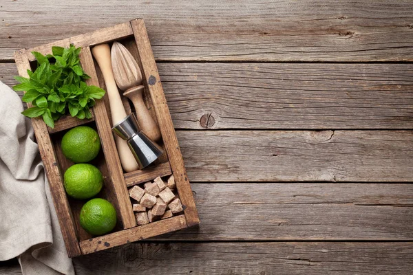 Mojito Cocktail Ingrediënten Accessoires Doos Van Handvatbar Houten Tafel Bovenaanzicht — Stockfoto