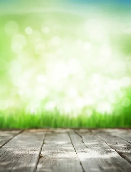 Zonnige Zomer Achtergrond Met Houten Tafel Groen Gras Kopiëren Van — Stockfoto