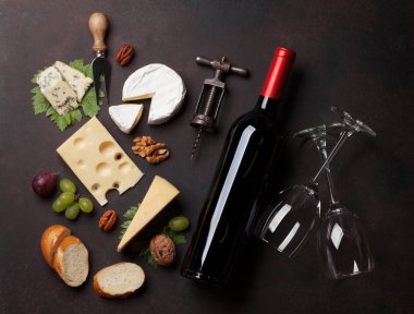 Şarap, üzüm, fındık, ekmek ve peynir. Üstten görünüm