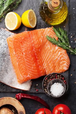 Çiğ somon balık fileto kesme tahtası üzerinde yemek baharatlar ile. Üstten Görünüm