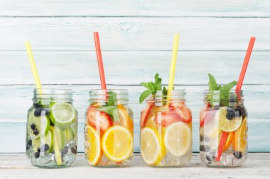 Taze limonata kavanoz yaz meyve ve çilek ile