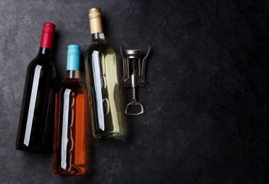 Kırmızı, gül ve beyaz şarap şişeleri. Metin alanı olan üstten görünüm